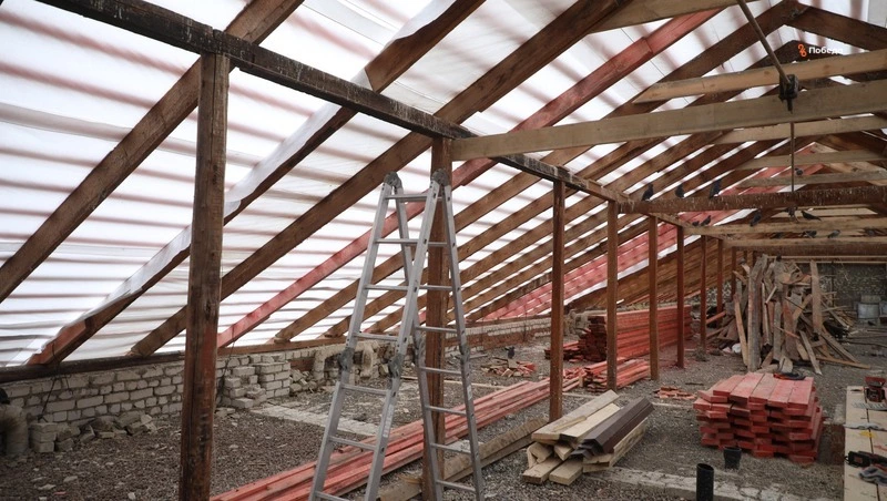 Капремонт крыши завершили в доме по улице Заводской в Александровском