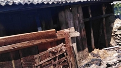 Деревянная постройка с соломой загорелась в Александровском районе