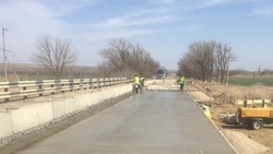В Александровском округе ремонтируют мост через реку